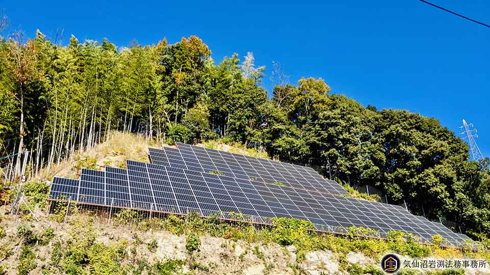 山林に設置された太陽光パネルと土砂の流出